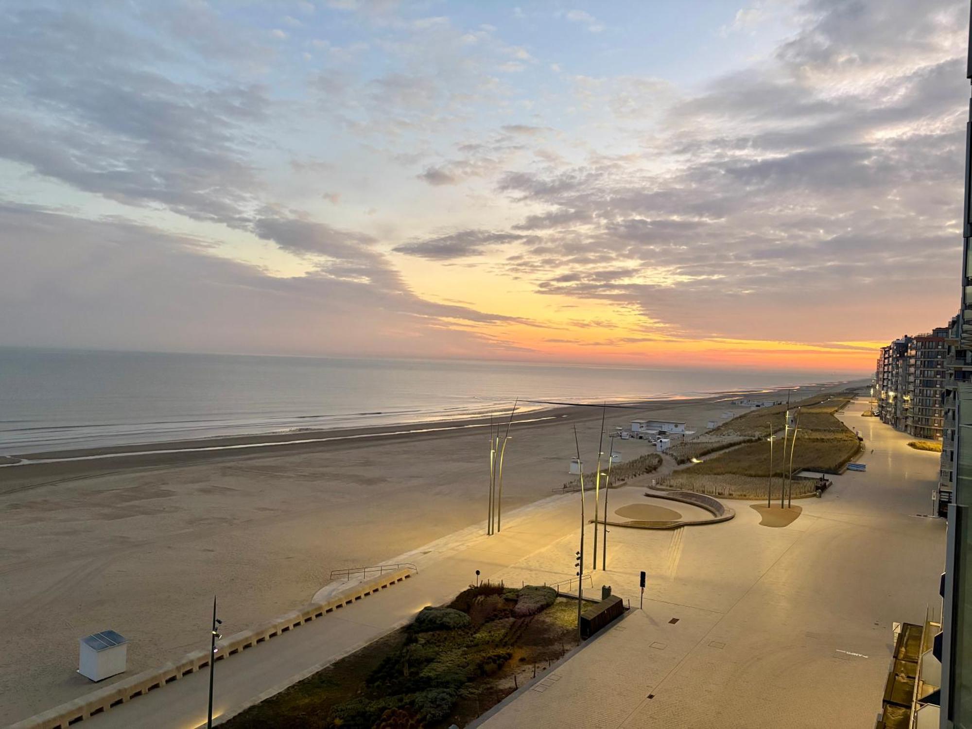 Digue De Westende, Avec Coin Nuit, Piscine, Vue Et Fantastique Middelkerke