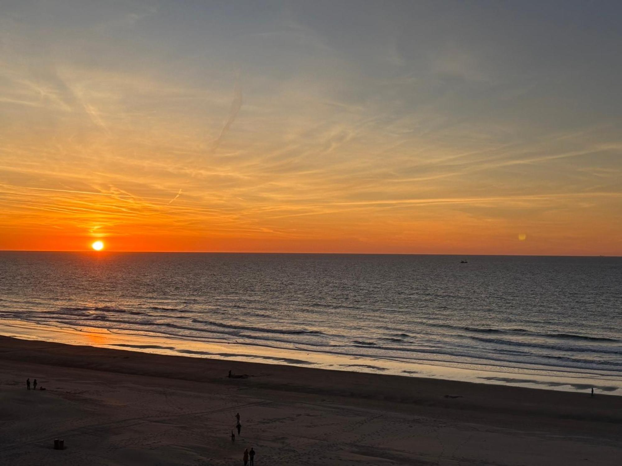Digue De Westende, Avec Coin Nuit, Piscine, Vue Et Fantastique Apartment